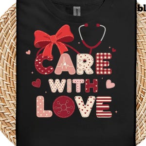 以下が含まれることがあります： 赤いリボン、聴診器、そして「CARE WITH LOVE」の文字がデザインされた黒いTシャツ。文字は赤、ピンク、白のパッチワーク模様でデザインされています。医療をテーマにしたデザインです。