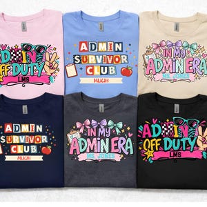 Op de afbeelding: Zes T-shirts in verschillende kleuren, elk met een kleurrijk grafisch ontwerp. De ontwerpen bevatten zinnen als "Admin Off Duty", "Admin Survivor Club" en "In My Admin Era". De shirts zijn geschikt voor administratieve professionals.
