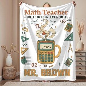 Könnte beinhalten: Weiße Decke mit einem Mathe-Themen-Design. Enthält eine Kaffeetasse in Form eines Rechners, Gleichungen und den Text "Math Teacher - Fueled by Formulas & Coffee". Enthält den Namen "MR. BROWN".