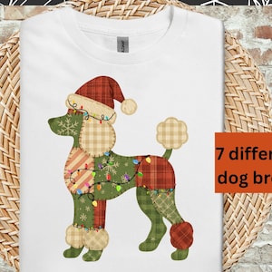 Puede incluir: Camiseta blanca con un diseño festivo de caniche. El caniche lleva un gorro de Papá Noel y está adornado con luces navideñas y parches en verde, rojo y beige. El texto dice "7 different dog breed".