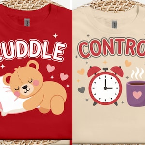 Op de afbeelding: Twee t-shirts met grafische ontwerpen. Eén is rood met het woord "CUDDLE" en een slapende teddybeer op een kussen. De andere is beige met "CONTROL", een rode wekker en een paarse mok.
