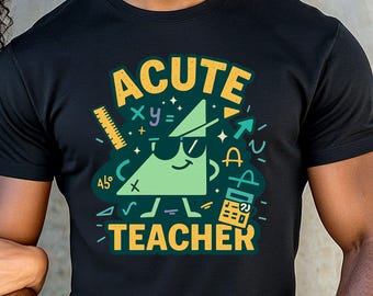 Può includere: T-shirt nera con una grafica colorata raffigurante un triangolo verde con occhiali da sole, etichettato "Acute Teacher". Il design include simboli matematici, un righello e il testo "ACUTE TEACHER" in giallo.