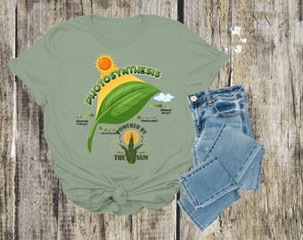 Fotosynthese aangedreven door de zon T-shirt, cadeau leraar natuurkunde, shirt biologie leraar, uniseks softstyle shirt, plantenliefhebber