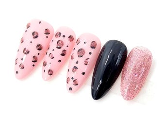 Uñas postizas con estampado de leopardo rosa y lunares / Uñas de gel negras francesas puntiagudas / Uñas almendradas con purpurina rosa
