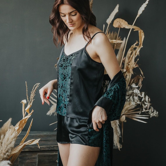 Pigiama da donna in seta nera e velluto verde con motivo floreale