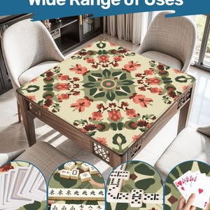 Puede incluir: Una mesa de madera con una tapa estampada floralmente, con un fondo crema con diseños florales rojos, verdes y marrones. La imagen incluye naipes, dominós y fichas de mahjong, lo que sugiere una mesa de juego.