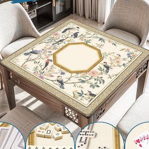 Puede incluir: Mesa de juego de madera con diseño floral y de pájaros. La mesa tiene una tapa color crema con un centro octogonal y está rodeada por un borde decorativo. La imagen incluye ejemplos de juegos como cartas, dominó y mahjong. El texto dice "Wide Range of Uses."