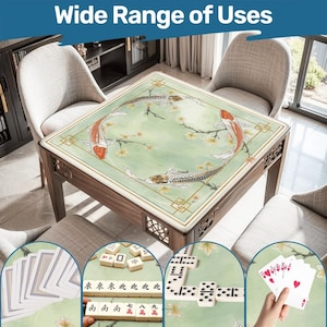 Op de afbeelding: Vierkante houten tafel met een groen blad met koi-vissen en bloemmotieven. De tafel is omringd door stoelen. De afbeelding toont ook speelkaarten, dominostenen en mahjongtegels.