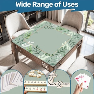 Può includere: Un tavolo in legno con un piano a motivi floreali verdi, circondato da due sedie. Il tavolo è decorato con un motivo a foglie e un bordo dorato. L'immagine mostra il tavolo utilizzato per giocare a carte, mahjong e domino. Il testo in alto recita "Wide Range of Uses."