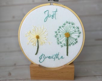 Handgestickter Löwenzahn-Stickrahmen-Kunst - "Wanddekor ""Just Breathe""."