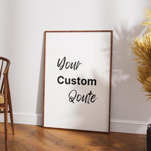 Peut inclure: Une affiche encadrée blanche avec le texte "Your Custom Quote" en calligraphie noire.