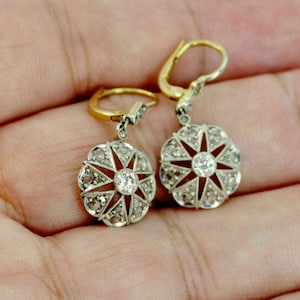 ヴィンテージスタイルのスターバーストダングルイヤリング、レバーバックドロップイヤリング、ラウンドモアッサナイトダイヤモンドアールデコイヤリング、ツートンゴールドエドワードイヤリング