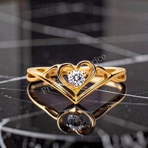 Solitaire ring met open hart, V-vormige chevronband, 14k verguld met zirkonia.