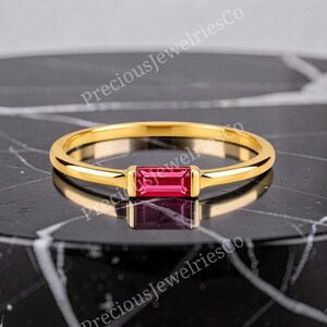 Anello orizzontale con rubino baguette, anello di fidanzamento minimalista impilabile placcato oro 14 carati.