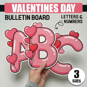 Op de afbeelding: Roze Valentijnsdag prikbord letters en cijfers. De letters A, B en C zijn in een bubbellettertype, versierd met hartvormige ballonnen. De tekst "VALENTINES DAY" en "BULLETIN BOARD" staat bovenaan. De tekst "LETTERS & NUMBERS" staat rechts.