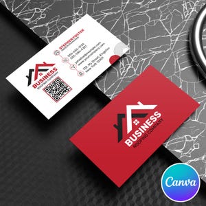 Pu&ograve; includere: Due biglietti da visita con il logo di un'azienda di coperture. Un biglietto &egrave; bianco con testo nero e rosso e un codice QR. L'altro biglietto &egrave; rosso con un logo bianco. I biglietti mostrano i dettagli di contatto di Stephen Foster.