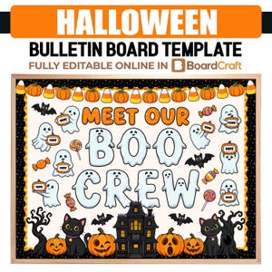Pode incluir: Um modelo de quadro de avisos de Halloween com o texto MEET OUR BOO CREW, fantasmas brancos segurando abóboras com etiquetas de nome, gatos pretos, uma casa assombrada, morcegos, doces e uma borda de abóboras e doces em fundo preto com bolinhas.