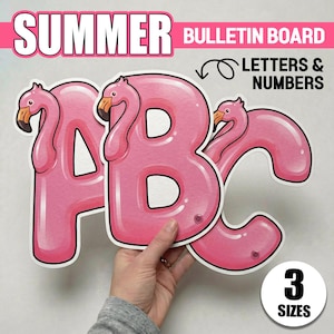 Könnte beinhalten: Rosa Flamingobuchstaben A, B und C, mit dem Wort „SUMMER“ darüber. Die Buchstaben sind Teil eines Pinnwand-Sets, mit den Worten „BULLETIN BOARD“ und „LETTERS & NUMBERS“ ebenfalls sichtbar. Ein weißer Kreis mit der Zahl „3“ und dem Wort „SIZES“ befindet sich unten rechts.