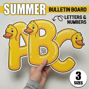 Könnte beinhalten: Gelbe ABC-Buchstaben mit Entengesichtern, Teil eines Pinnwand-Sets. Das Wort "SUMMER" steht oben links, und "BULLETIN BOARD LETTERS & NUMBERS" steht oben rechts. Eine Hand hält die Buchstaben. Die Buchstaben sind in 3 Größen erhältlich.