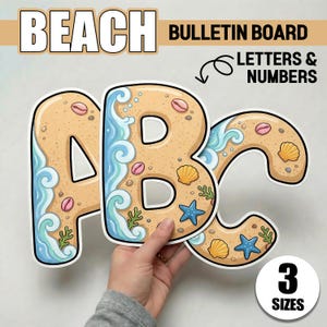 Puede incluir: Letras y números para tablón de anuncios con temática de playa. Las letras A, B y C están diseñadas con una textura de arena, olas azules, conchas marinas y estrellas de mar. La imagen también incluye el texto "3 Tamaños".