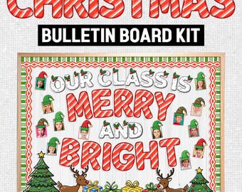 Może przedstawiać: Zestaw tablicy ogłoszeń bożonarodzeniowych ze słowami "CHRISTMAS" i "BULLETIN BOARD KIT" na górze. Na tablicy napisano "OUR CLASS IS MERRY AND BRIGHT" ze zdjęciami dzieci w czapkach elfów. Zawiera choinki, renifery i prezenty.