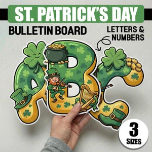 Pode incluir: Letras e números para o quadro de avisos do Dia de São Patrício. As letras A, B e C são decoradas com trevos, um pote de ouro, um duende tocando violino e uma harpa. As letras são amarelas e verdes com uma borda branca. O texto "3 tamanhos" também é visível.