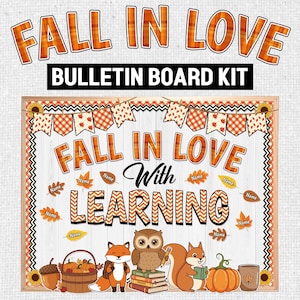 以下が含まれることがあります： 「FALL IN LOVE」と「BULLETIN BOARD KIT」のテキストが入った秋をテーマにした掲示板キット。メインボードには「FALL IN LOVE With LEARNING」というフレーズと、葉、カボチャ、森の生き物などの秋をテーマにしたグラフィックが描かれています。