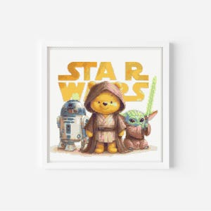 Può includere: Una stampa incorniciata con un mix stravagante di personaggi di Star Wars. Winnie the Pooh è vestito da Jedi, R2-D2 è presente e Baby Yoda è incluso. Le parole "STAR WARS" sono in lettere dorate sopra i personaggi.