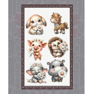 Könnte beinhalten: Ein gerahmtes Kreuzstichbild mit sechs entzückenden Zeichentricktieren: einem Hasen, einem Pferd, einem Schwein, einem Igel, einem Elefanten und einem Nilpferd. Jedes Tier hält einen Strauß weißer Gänseblümchen. Der Rahmen ist braun.