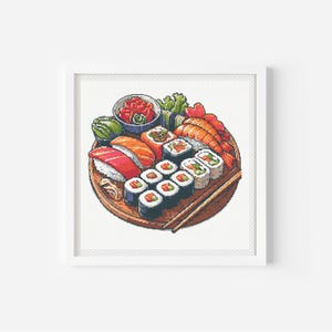 Peut inclure: Une assiette en bois avec une variété de rouleaux de sushi, dont du saumon, du thon et du concombre. Il y a aussi un petit plat de gingembre mariné et une paire de baguettes.