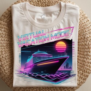 Puede incluir: Camiseta color crema con un diseño gráfico de un crucero con detalles en rosa y azul neón, una puesta de sol y el texto "VIRTUAL VACATION MODE". El diseño evoca una estética retro de los años 80.