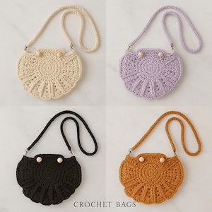 Könnte beinhalten: Vier gehäkelte Taschen in Creme, Lavendel, Schwarz und Orange. Jede Tasche hat eine runde, muschelartige Form mit einem geflochtenen Riemen und einem Holzknopfverschluss. Der Text "CROCHET BAGS" steht unten.