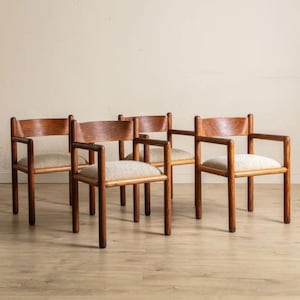 Juego de 4 sillas de roble bellota de mediados de siglo, diseñadas por Massimo Vignelli en la década de 1970, con asientos esculturales de lino.