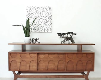 Skandinavische Anrichte aus Nussbaum mit Ablage Mid-Century Modern Aufbewahrung