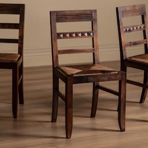 Juego de 4 sillas de comedor Art Déco de nogal, sillas francesas de los años 40 con respaldo de escalera y asientos de junco, sillas de comedor de madera vintage, decoración de mediados de siglo.