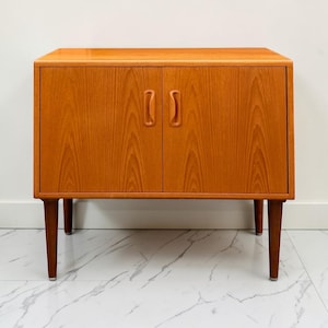 Mueble para discos G Plan Fresco de mediados de siglo, década de 1960, en teca.