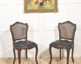 Paar Louis XV Walnuss-Cane-Stühle, antike französische Beistellstühle, getuftete grüne Ledersitze, Rokoko-Dekor des 19