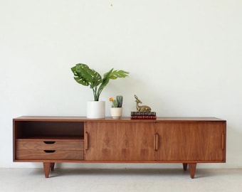 Flache Media-Kommode aus Walnussholz – TV-Ständer im Mid-Century-Modern-Stil mit Stauraum