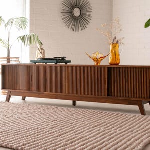 Stojak pod telewizor w stylu Mid Century Modern | Konsola multimedialna z litego drewna | Niska szafka | Szafka z drzwiami przesuwnymi | Szafka do salonu