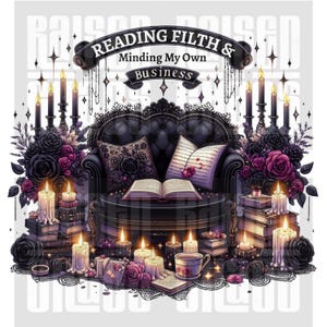 Peut inclure: Illustration gothique avec un canap&eacute; noir orn&eacute; de coussins et d'un livre ouvert, entour&eacute; de bougies et de roses. Le texte "READING FILTH & Minding My Own Business" ajoute une touche sombre et romantique.