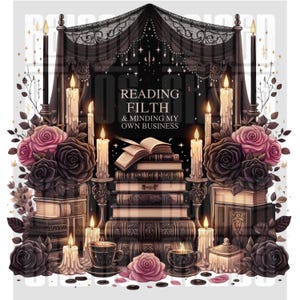 Peut inclure: Illustration avec une pile de livres, des bougies et des roses. Le texte "READING FILTH & MINDING MY OWN BUSINESS" est affich&eacute;. La palette de couleurs comprend le noir, le blanc et des nuances de rose et de marron, cr&eacute;ant une esth&eacute;tique gothique.