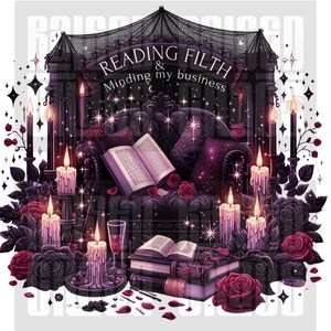 Peut inclure: Illustration num&eacute;rique d'une sc&egrave;ne gothique avec un canap&eacute;, des livres ouverts, des roses et des bougies. Le texte "READING FILTH & Minding my business" est affich&eacute; au-dessus du canap&eacute;. La palette de couleurs comprend des nuances de violet, de noir et de rouge.