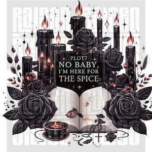 Peut inclure: Illustration gothique avec des bougies noires, des roses et un livre ouvert. Le texte dit : &laquo; PLOT ? NO BABY, I'M HERE FOR THE SPICE &raquo;. Une tasse de th&eacute; et un chapelet sont &eacute;galement pr&eacute;sents.