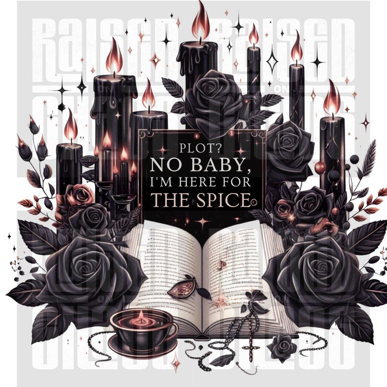 Peut inclure: Illustration gothique avec des bougies noires, des roses et un livre ouvert. Le texte dit : &laquo; PLOT ? NO BABY, I'M HERE FOR THE SPICE &raquo;. Une tasse de th&eacute; et un chapelet sont &eacute;galement pr&eacute;sents.