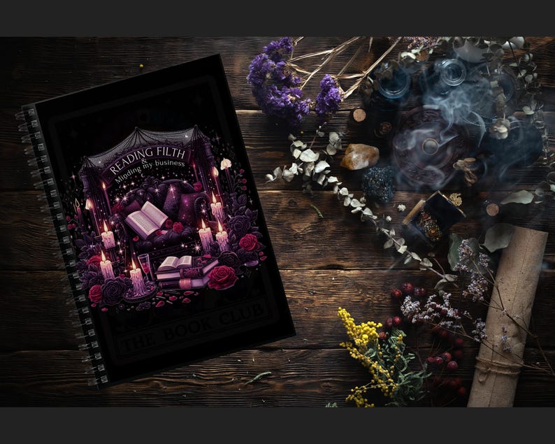 Peut inclure: Un cahier &agrave; spirales noir avec l'inscription "Reading Filth & Minding My Business" et "The Book Club" sur la couverture. L'illustration de la couverture comprend des bougies, des roses et un livre ouvert. L'image est pos&eacute;e sur une surface en bois avec des &eacute;l&eacute;ments d&eacute;coratifs.