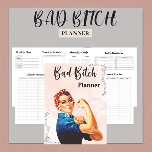 Może przedstawiać: Planer z napisem "BAD BITCH PLANNER" w stylowej czcionce. Okładka przedstawia ilustrację w stylu vintage kobiety zginającej ramię. Planer zawiera sekcje na plany tygodniowe, cele miesięczne i listy rzeczy do zrobienia.