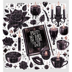 Peut inclure: Illustration gothique en noir et gris avec des roses, des bougies et un livre avec le texte "PLOT? NO BABY, I'M HERE FOR THE SPICE!". &Eacute;l&eacute;ments d&eacute;coratifs : l&egrave;vres, &eacute;toiles et une tasse.