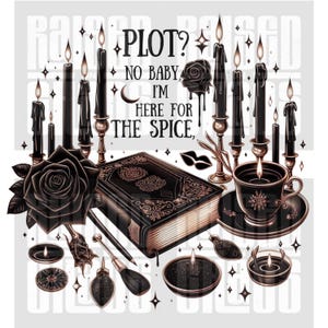 Peut inclure: Illustration gothique avec des bougies noires, un livre, une tasse &agrave; th&eacute; et une rose. Le texte dit : &laquo; PLOT ? NO BABY, I'M HERE FOR THE SPICE &raquo;. L'image a une palette de couleurs sombres et une ambiance mystique.