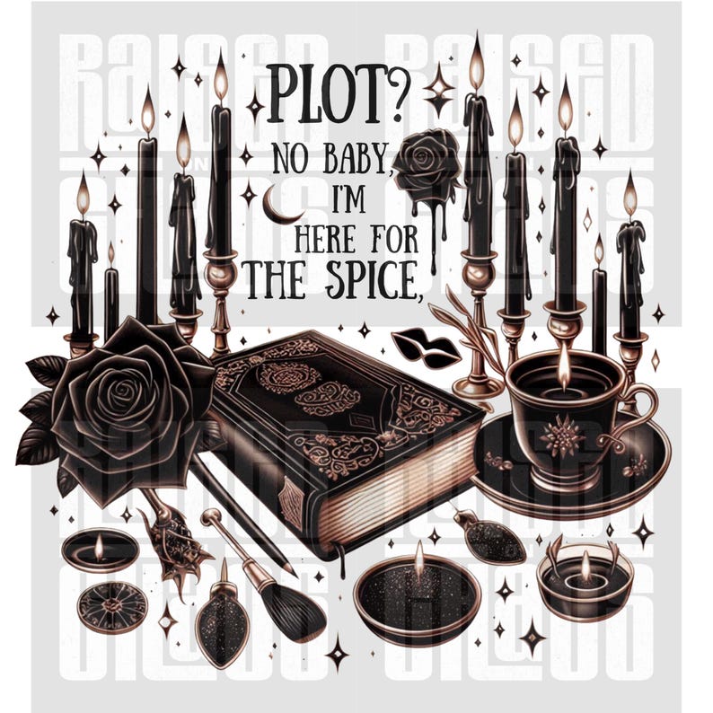 Peut inclure: Illustration gothique avec des bougies noires, un livre, une tasse &agrave; th&eacute; et une rose. Le texte dit : &laquo; PLOT ? NO BABY, I'M HERE FOR THE SPICE &raquo;. L'image a une palette de couleurs sombres et une ambiance mystique.