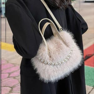 Kunstpelz-Schultertasche - Mode-Pelz-Kuriertasche mit Perlenkette, lange Plüschhandtasche, große Kapazitäts-Tasche, weicher, flauschiger Geldbeutel